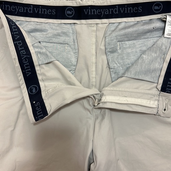 Men’s Vineyard Vines On-The-Go 7” Inseam Shorts Size: 32 Color: Stone - Picture 3 of 4